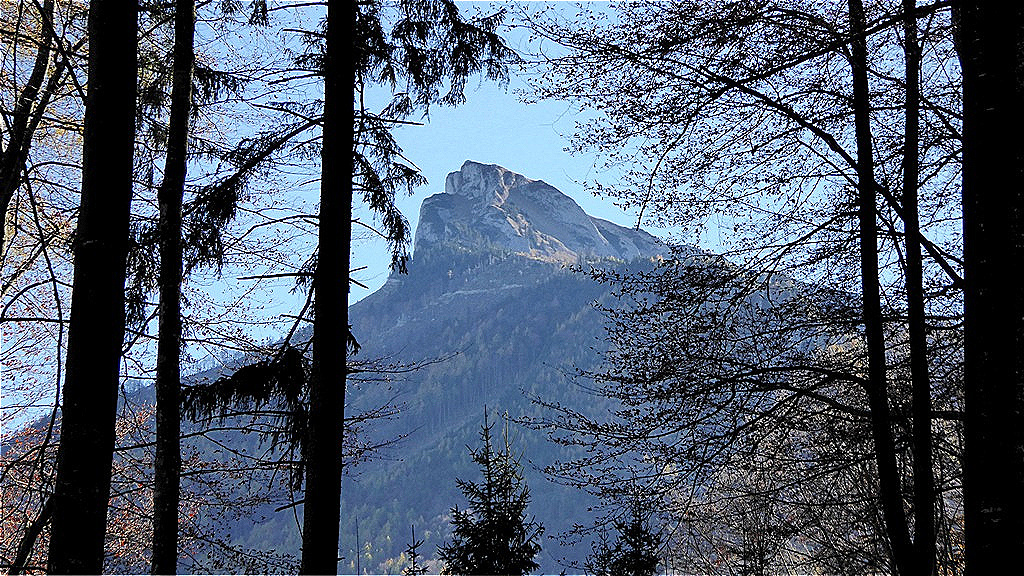 Direkt gegenüber erhebt sich majestätisch der Schafberg