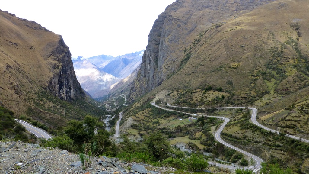 Der Pumachaca Pass
Diese Trekkingroute durch die Cordillera Vilcabamba ist einzigartig und unbekannt. Über mehrere Andenpässe gelangen wir – genau wie die Chaski-Läufer aus der Inkazeit – über historische Wege von Vitcos, der Zufluchtsstätte der letzten Inka-Herrscher