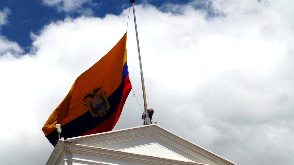 Die Nationalflagge wird gehisst