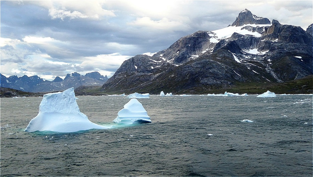 Immer wieder müssen kleinere und größere Eisbergen umsteuert werden