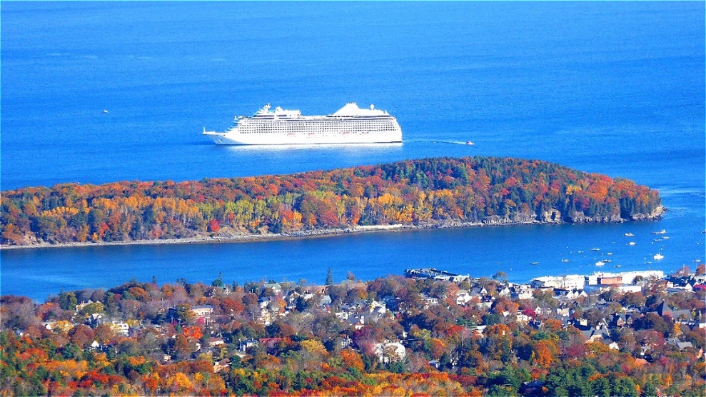 Die "Riviera" ankert vor Bar Harbor