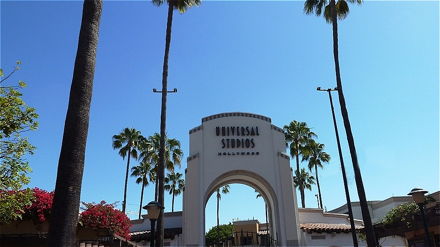 Wir durchschreiten das Eingangstor