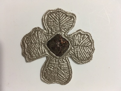 Croix en forme de fleur