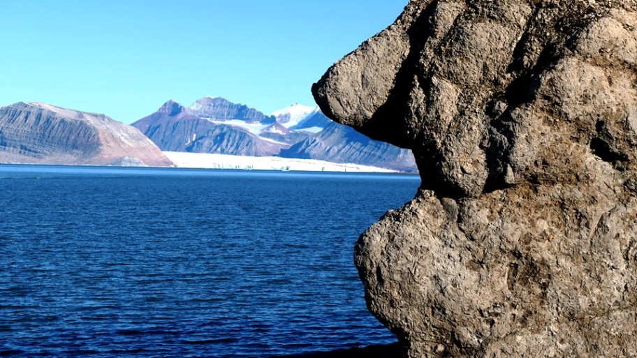 Fels verschluckt eisige Bergwelt !