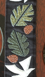 Sangle de guitare avec feuilles et colombe