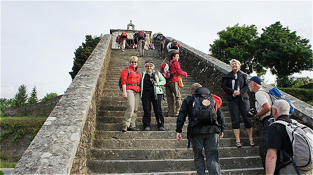 Über die Fußgängerbrücke geht es in die Stadt