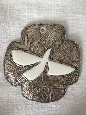 Croix forme fleur avec colombe fond argenté