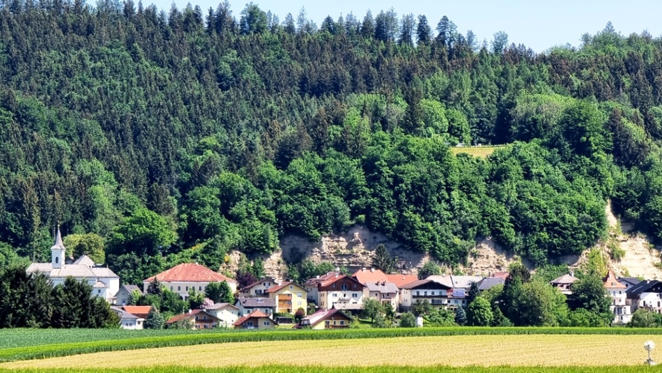 Friedburg-Ortsteil Alter Markt - darüber der Weingarten auf dem Schlossberg