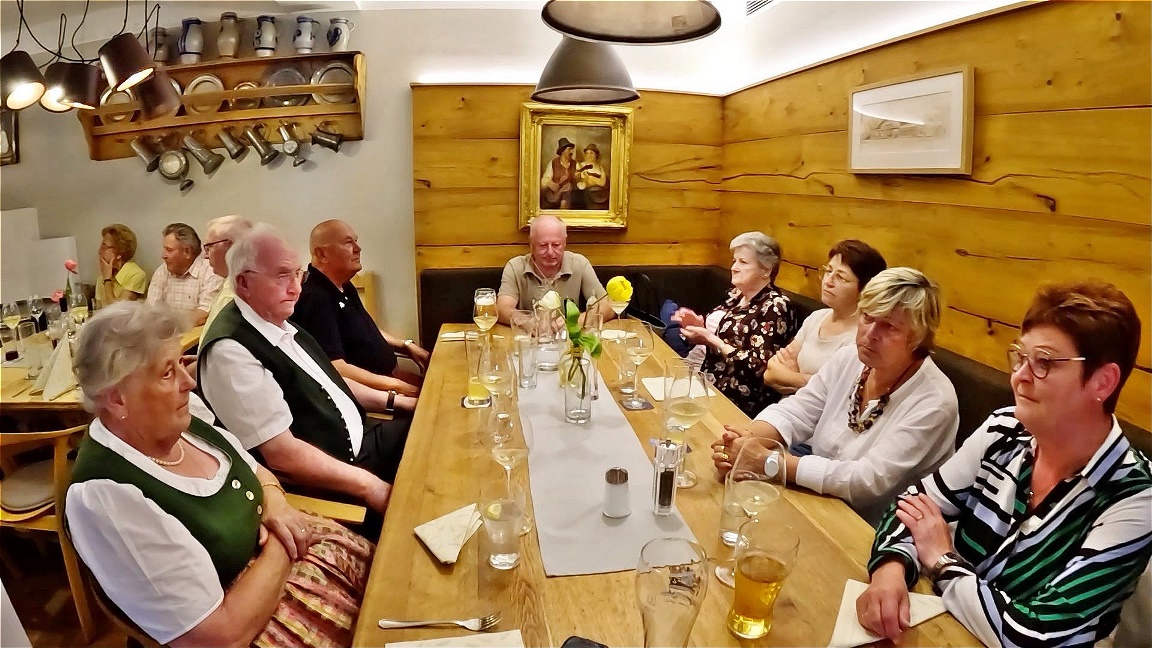 Alle lauschen den Ausführungen von Fritz Schnaitl