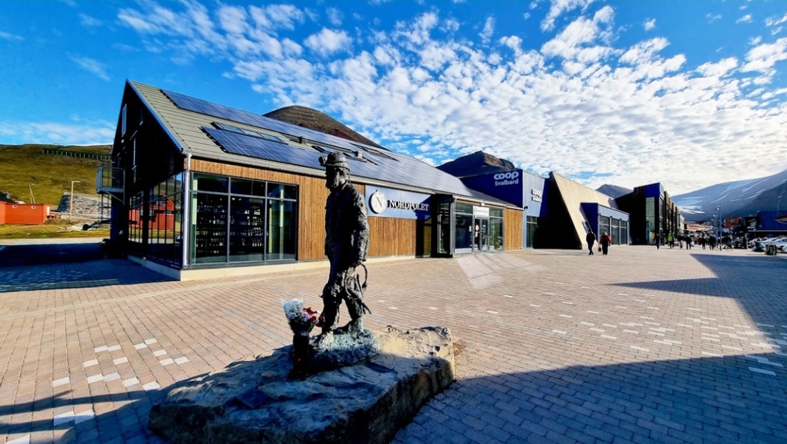 Minenarbeiterdenkmal auf Platz im Geschäftsviertel