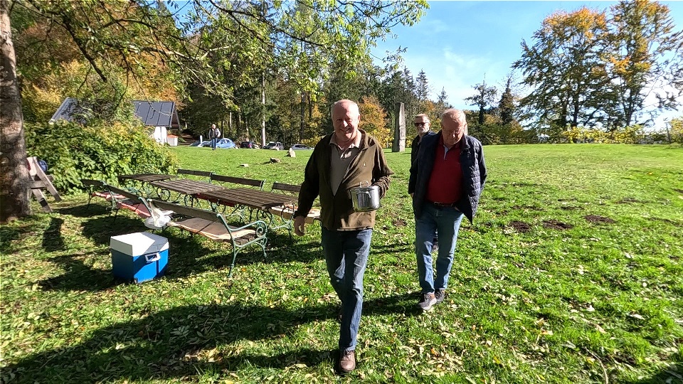 Josef im Anmarsch mit dem Bratensaft !