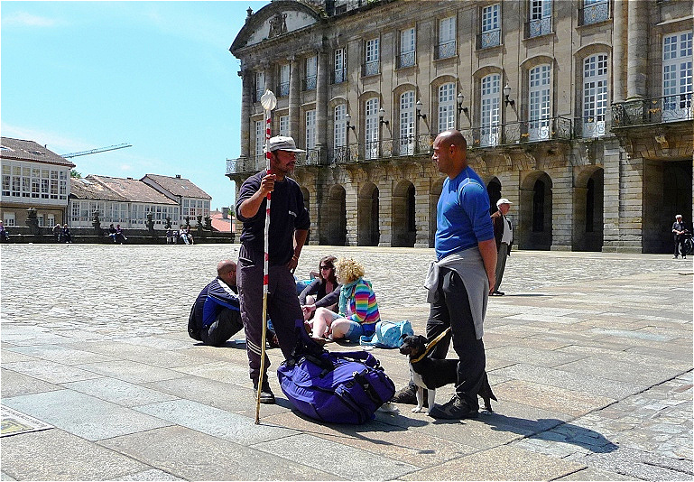 Erfahrungsaustausch mit Pilgerstab und Hund