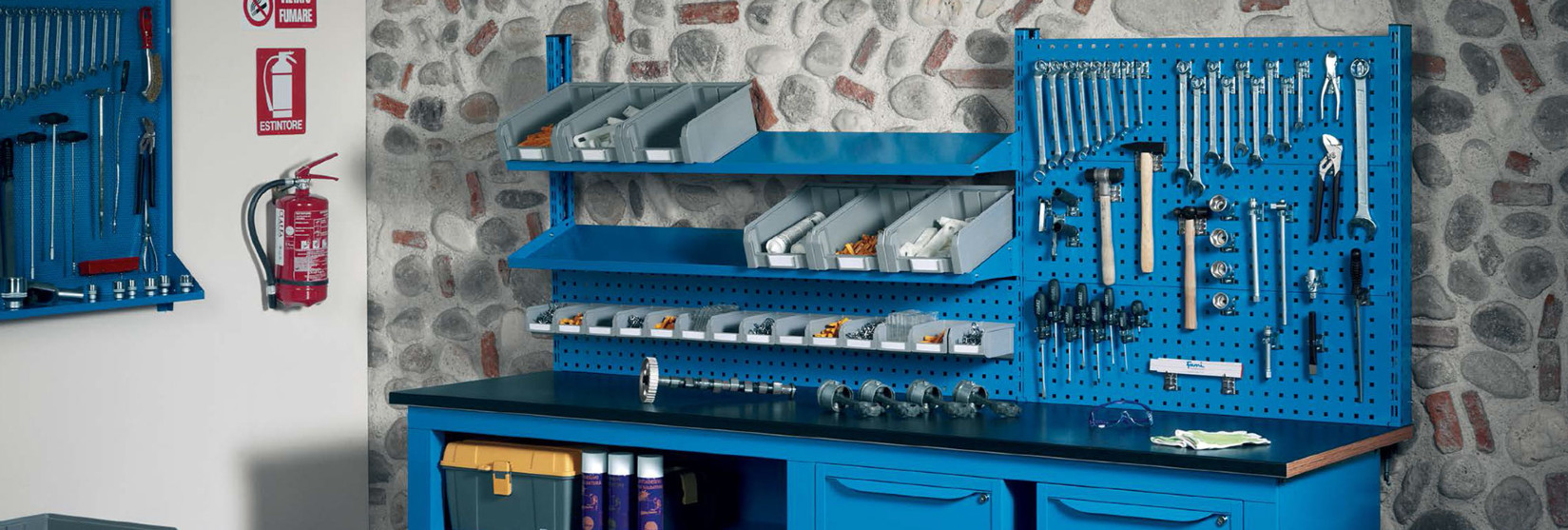 <div class="slider-caption">
<h3>Delovna miza</h3>
<h4>Velika izbira delovnih miz</h4>
<a href="program-fami.html" alt="desno" class="a-slid"> > </a>
</div>