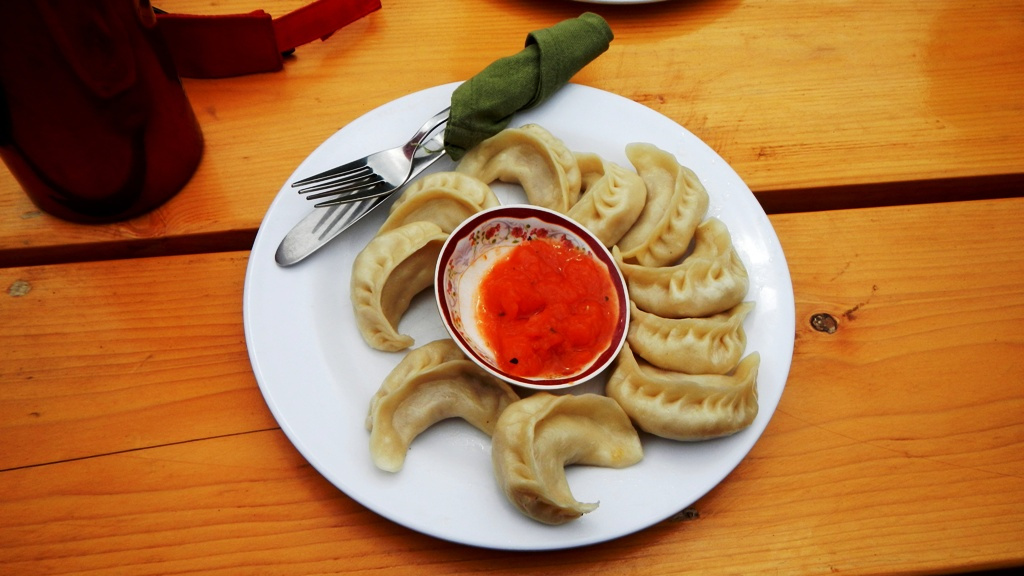 Momos
Momo ist eine nepalesische und tibetische Teigtasche, die besonders in der Region am Himalaya hergestellt wird