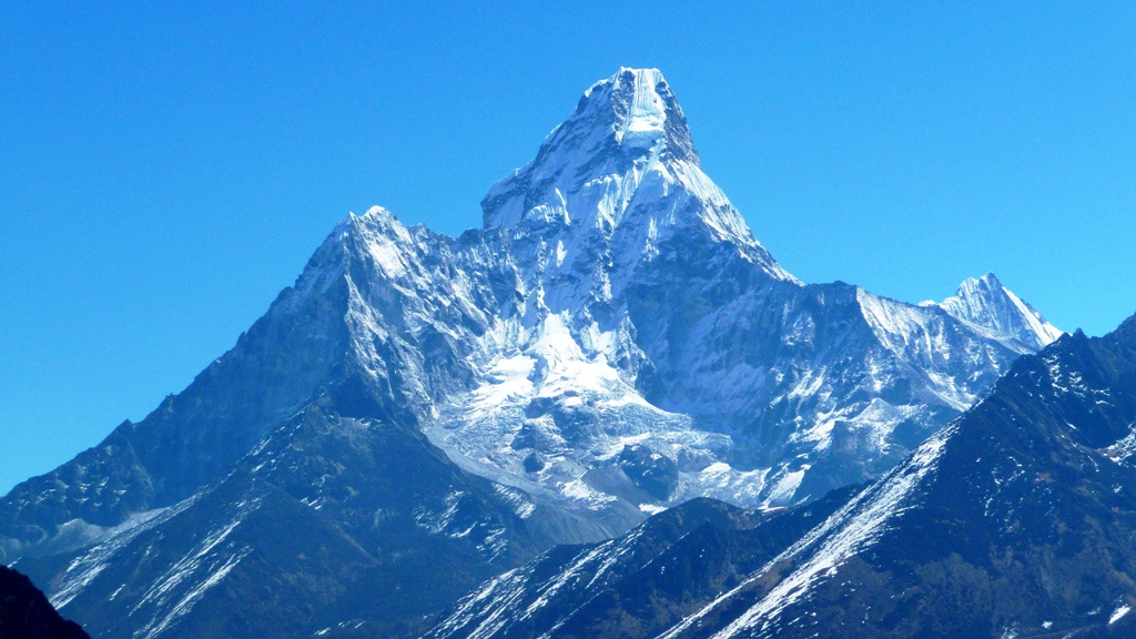 Ama Dablam 6.814 m
Die Ama Dablam (Sanskrit: „Mutter und ihre Halskette“) ist ein 6814 Meter hoher Berg im Mahalangur Himal in der Khumbu-Region des Himalaya. Der Berg wird auch als „Matterhorn Nepals“ bezeichnet und gilt als einer der schönsten Berge der Erde