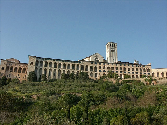 Basilica San Francesco - Gesamtansicht vom Talgrund