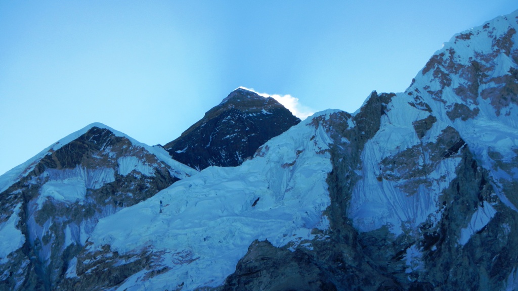 Schneefahnen am Gipfel des Mount Everest