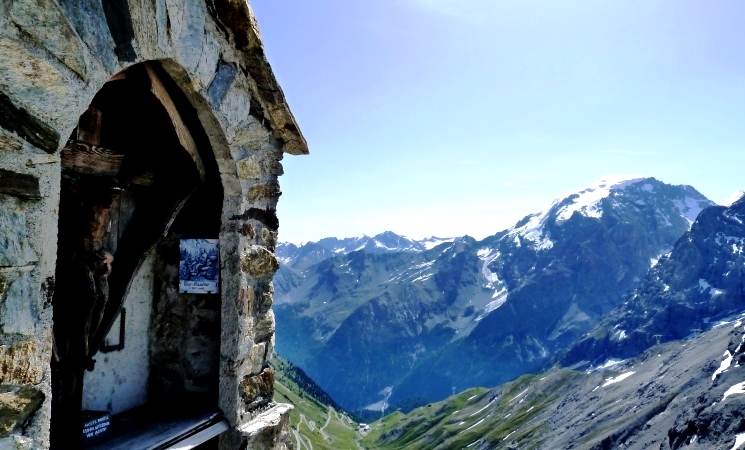 Kruzifix vor der Dreisprachenspitze