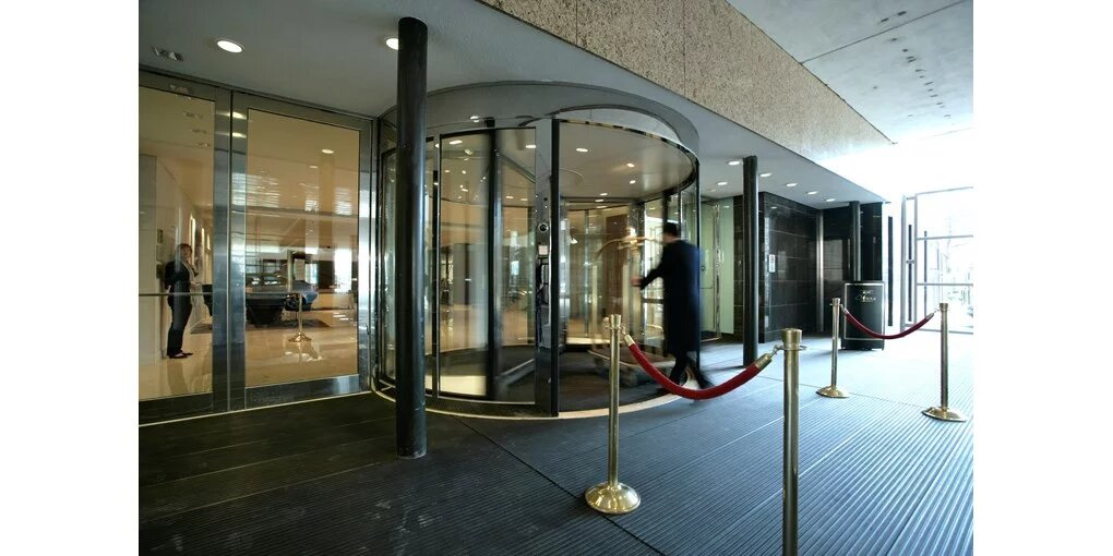 steklena vrtljiva vrata za hotel