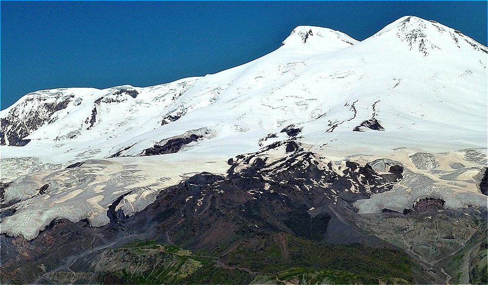 Der Doppelgipfel des Elbrus - höchster Berg Asiens oder Europas
Es gibt die Ansicht, dass der Hauptkamm des Kaukasus die innereurasische Grenze bildet, womit der etwas nördlich des Kammes liegende Elbrus zu Europa gehören würde
