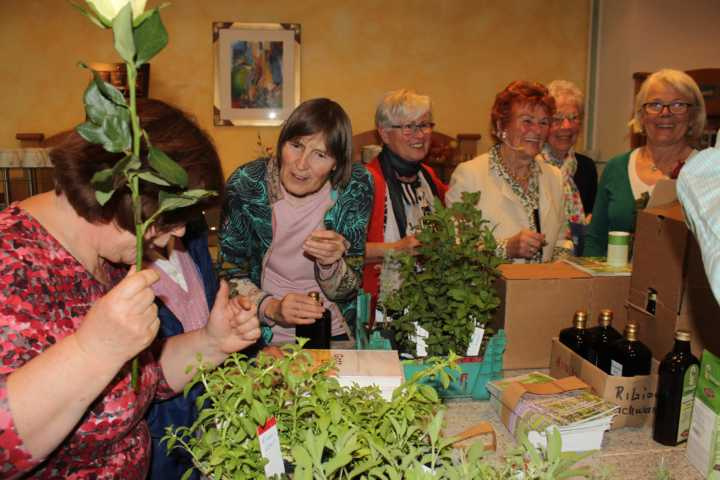 Resi kennt sich schon gut mit den heilbringenden Pflanzen aus.