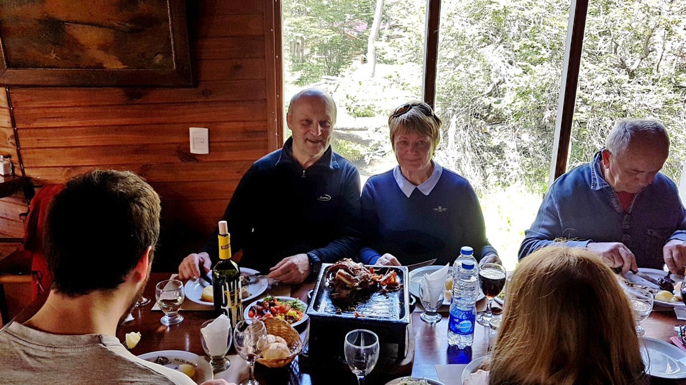 Gutes Essen bei Wein und Wasser