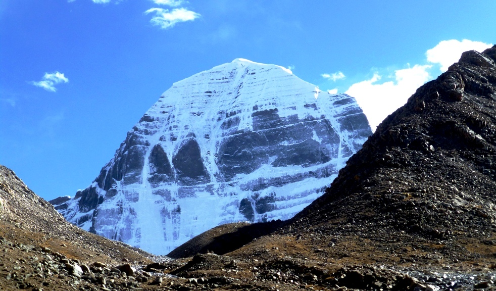 Die Nordseite des Kailash
In der Dichtung ist "Meru" der König der Berge, der Himmelreich und Erde miteinander verbindet. Er sei Mittelpunkt des Universums, Sitz der Götter. Gott Shiva gebiete von hier aus über Wohl und Übel der Menschheit