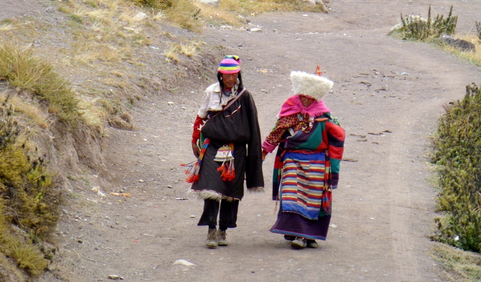 Tibetisches Pilgerpaar
Die Umschreitung des Kailash im Uhrzeigersinn ist für die buddhistischen Tibeter die heiligste Pilgerhandlung