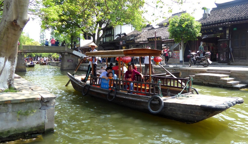 Auf Booten kann man das Dorf erkunden