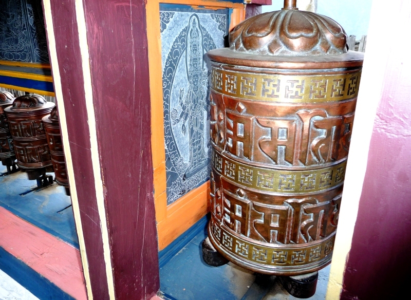 Gebetsmühle
Eine Gebetsmühle, ist ein Rad oder eine Walze, die auf einer Papierrolle aufgedruckte Gebete oder Mantras enthält oder außen mit solchen verziert ist