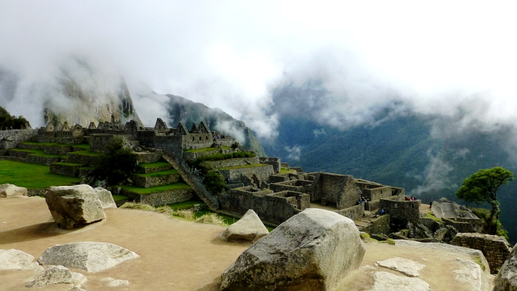 Am Eingang der Stadt
Die Stadt umfasste 216 steinerne Bauten, die auf Terrassen gelegen und mit einem System von Treppen verbunden waren