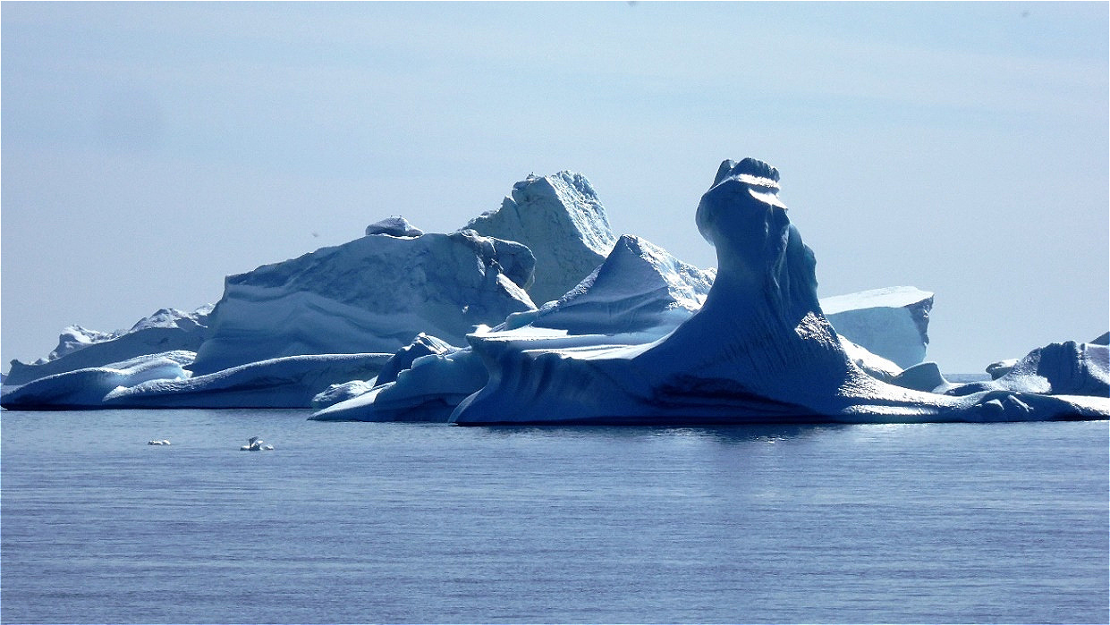 Gewaltige Eisskulpturen - noch liegen sie auf Grund