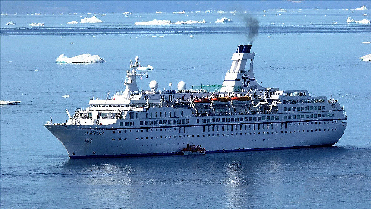 Vor Ilulissat liegt unser Schiff vor Anker