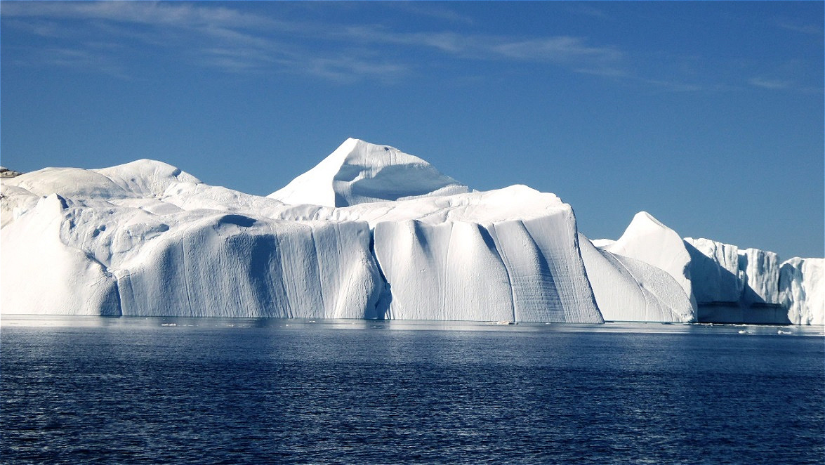 Gewaltige Eisberge ruhen auf Grund