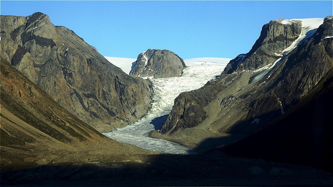 Vom Inlandeis ergießt sich die Gletscherzunge talwärts !