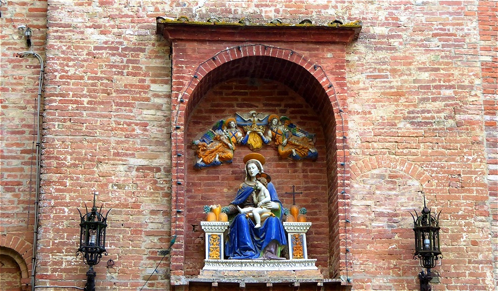 Über dem Eingang thront Maria mit dem Jesuskind