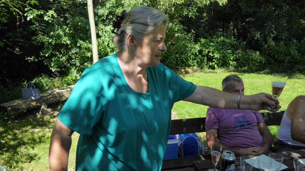 Rosi serviert einen Weinviertler "Rosecco" !