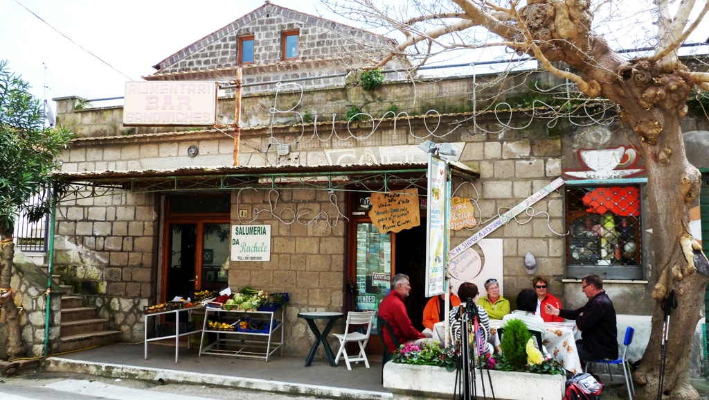 Einkehr auf einen Limoncello in der Bar "Buone Reste"