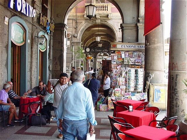 Unterwegs in der Altstadt
Arkaden mit Geschäften, Restaurants und Cafès