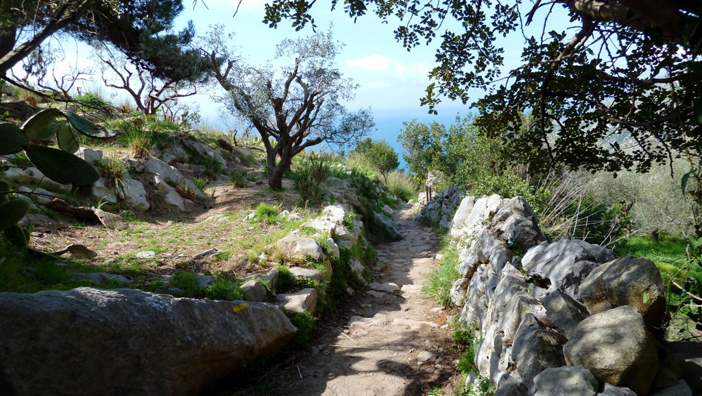 Steinmauern entlang des Weges hinunter zur Bucht