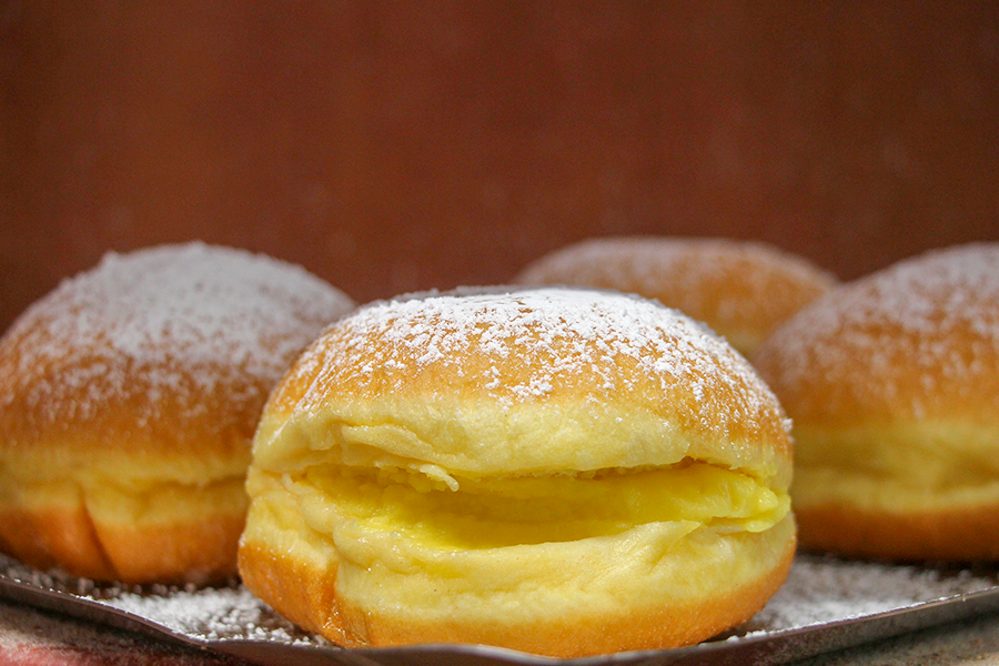 Temos ao seu dispor uma variedade de pão caseiro, sempre fresco e saboroso.
Temos também pastelaria típica de eventos festivos, como bolo rei e folar da Páscoa. 