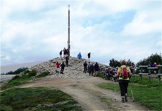 Vor uns erscheint das "Cruz de Hierro" / "Cruz de Ferro" - das "Eisenkreuz"