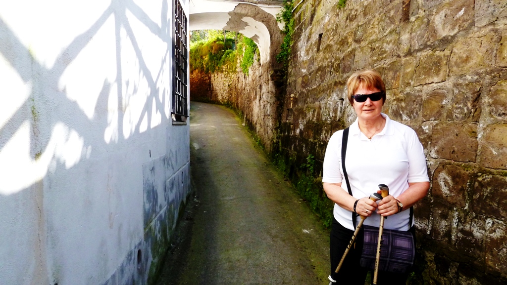Steile Gassen führen hinauf in den Ort