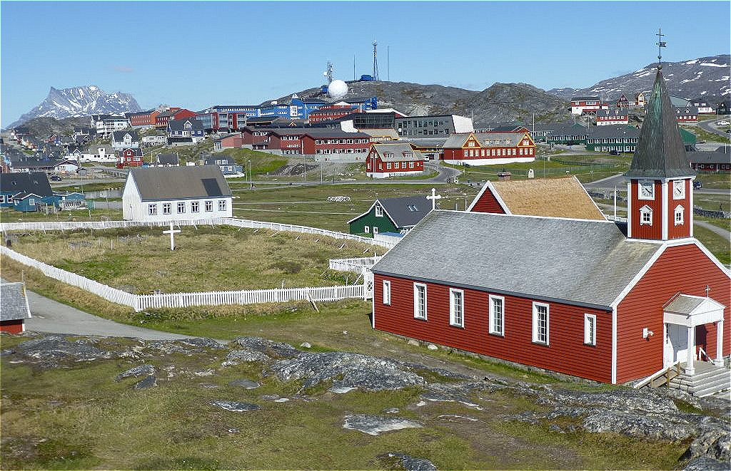 Hinter der Kirche befindet sich der alte, aufgelassene Friedhof