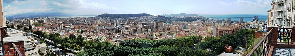 Blick von der Altstadt nach Süden
Die Altstadt von Cagliari wird Castello genannt und befindet sich auf einer Hügelspitze, von der aus man den gesamten Golf von Cagliari überblicken kann
