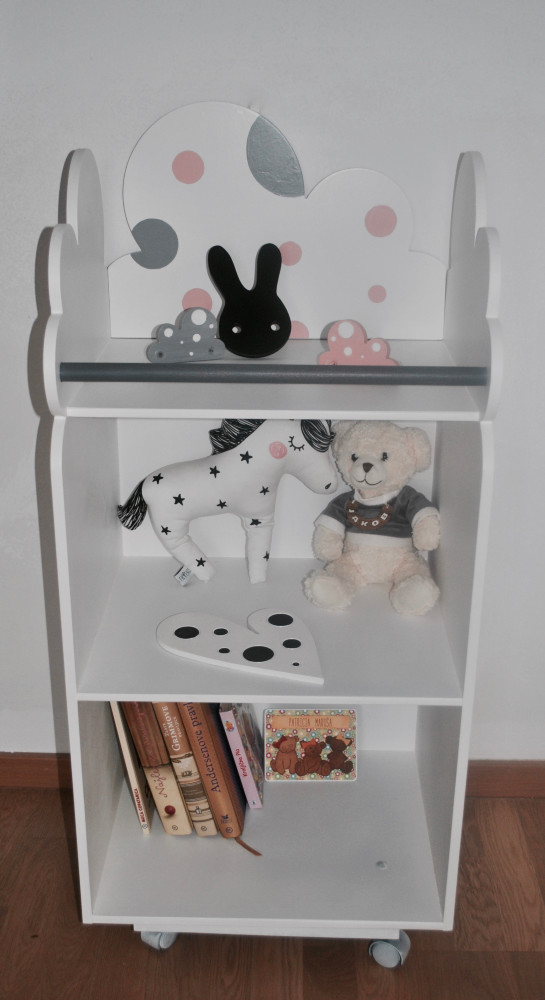 Lesena otroka omarica