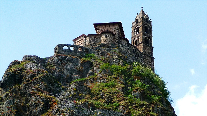 Saint Michel. Auf einer Basaltspitze thront die Kirche Saint-Michel d’Aiguilhe (Heiliger Michael auf der Nadel)