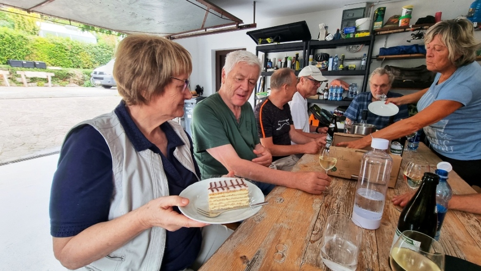 Weinpatin Irene Falb spendete Pizzas 