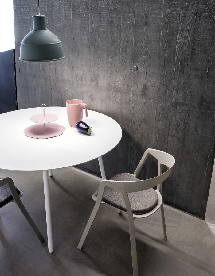 Kristalia BCN miza in Compas stol