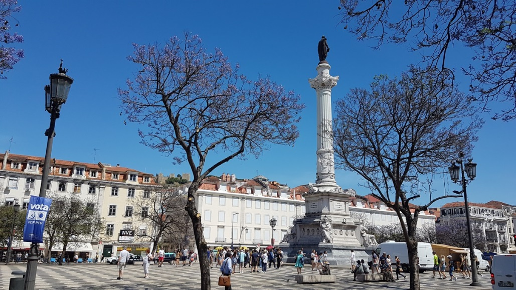 Rossio – Praça Dom Pedro IV. Mitten auf dem Platz steht eine 23 Meter hohe Säule mit dem Standbild von Dom Pedro IV.